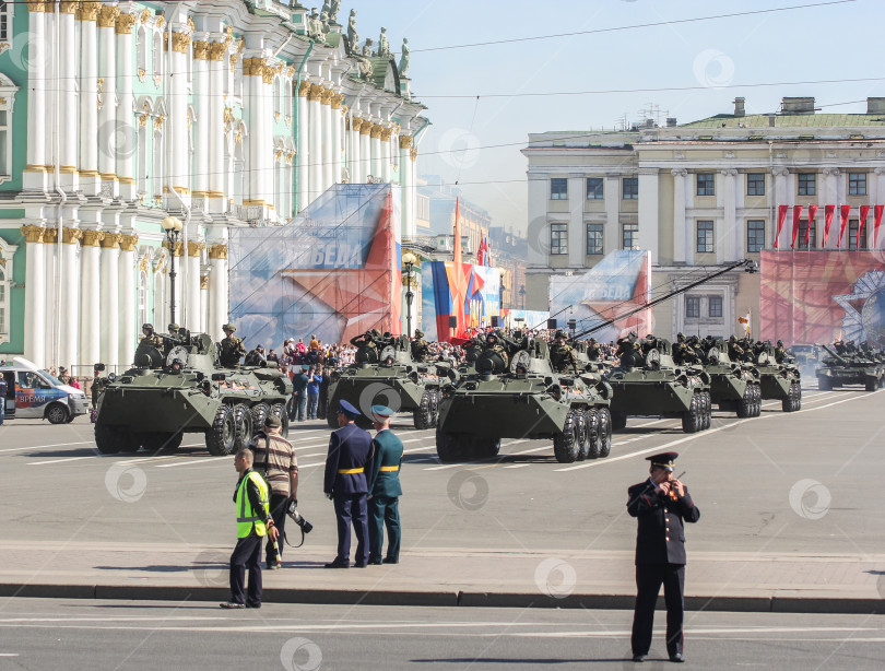 Скачать Подразделение бронетехники пехоты на параде Победы. фотосток Ozero