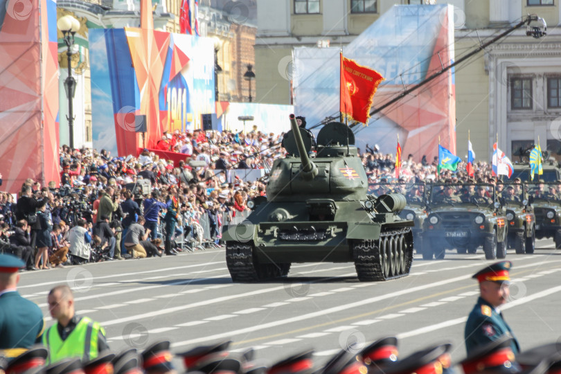 Скачать Легендарный танк Т-34 на параде Победы. фотосток Ozero