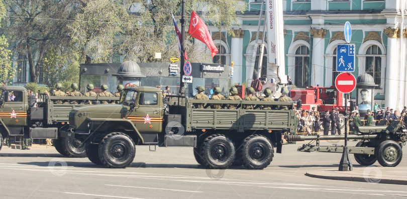 Скачать Многофункциональные военные машины на параде. фотосток Ozero