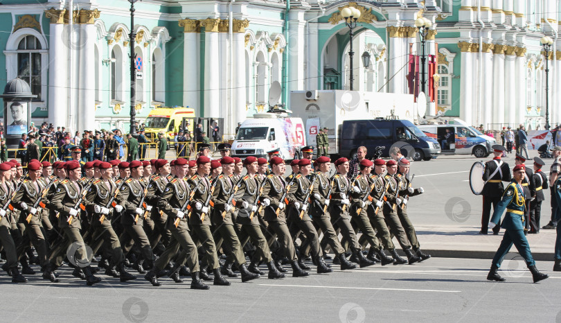 Скачать Маршируют солдаты в малиновых беретах. фотосток Ozero