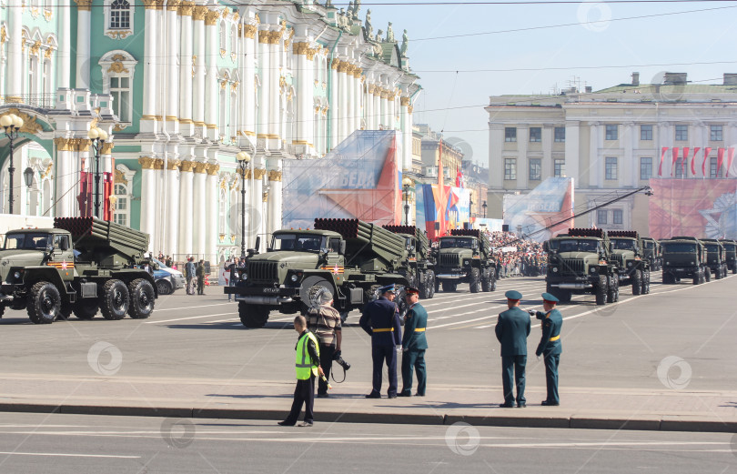 Скачать Дивизион реактивных систем залпового огня на параде в честь Дня Победы. фотосток Ozero