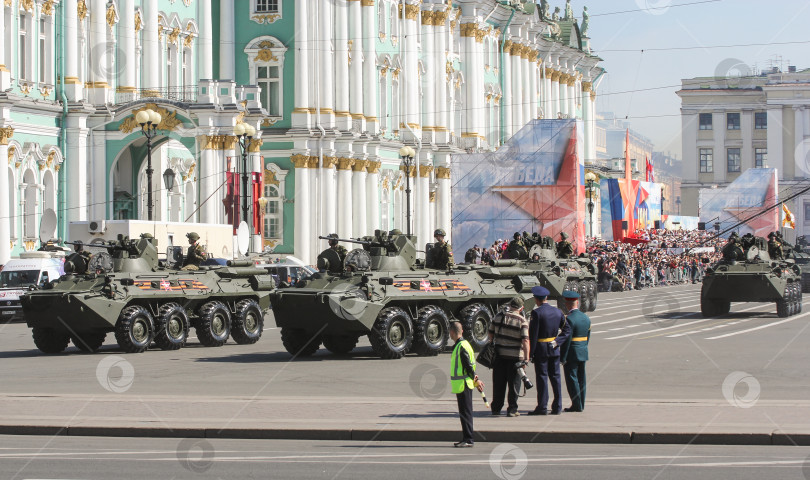 Скачать Бронетехника на параде у Зимнего дворца. фотосток Ozero