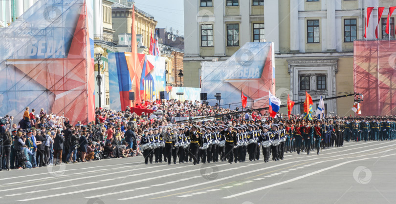 Скачать Дивизион военных барабанщиков перед трибунами. фотосток Ozero