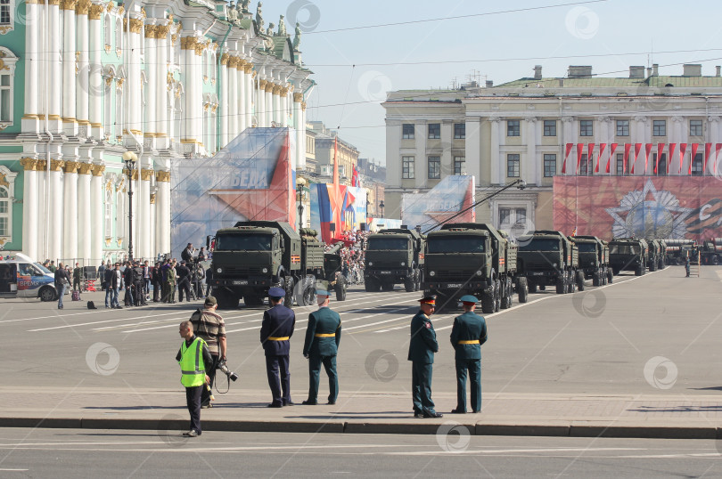 Скачать Подразделение многофункциональных военных грузовиков на Параде Победы. фотосток Ozero