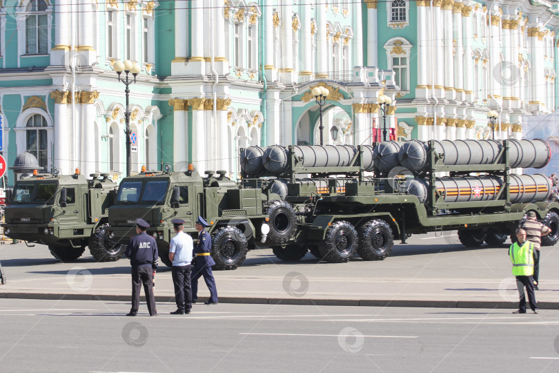 Скачать Военные ракетные установки стратегического назначения возле Зимнего дворца. фотосток Ozero