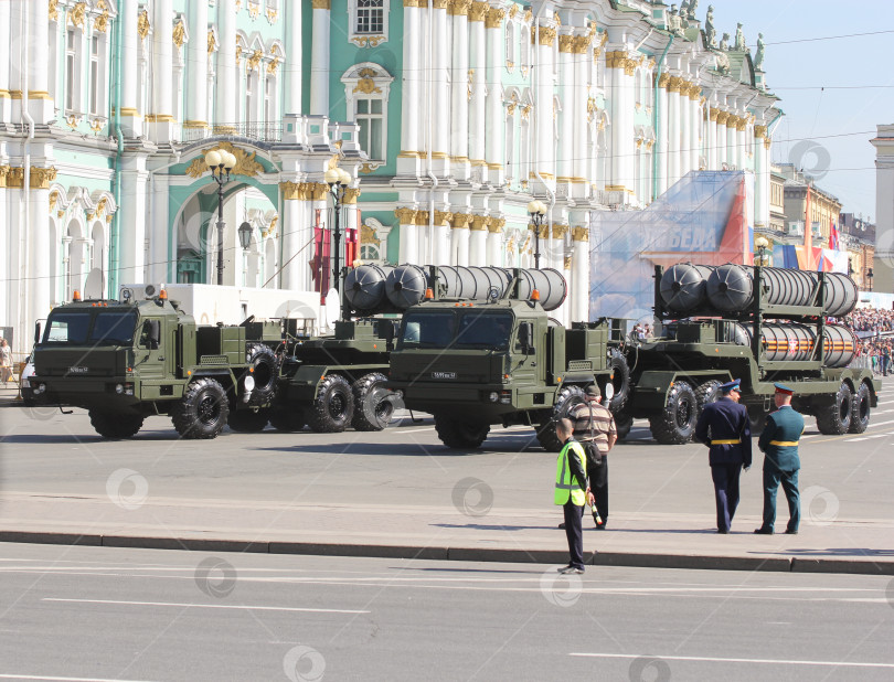 Скачать Тяжелые военные грузовики с ракетными установками на Дворцовой площади. фотосток Ozero