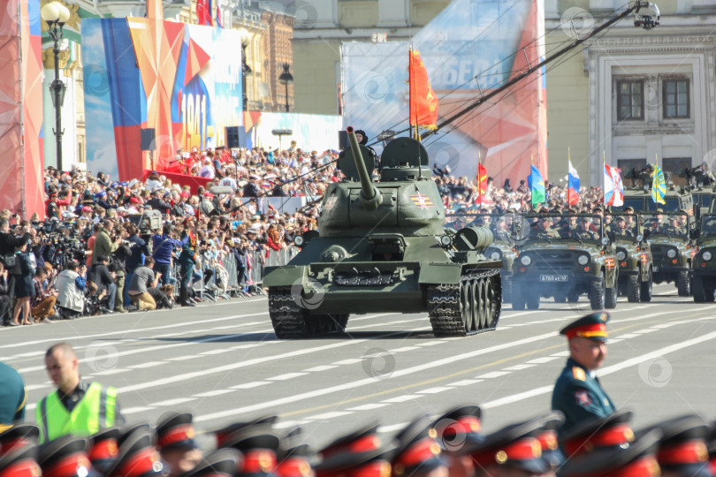 Скачать Легендарный танк Т-34 на параде Победы. фотосток Ozero