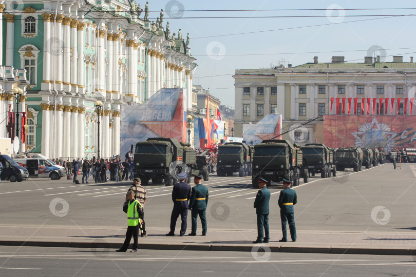 Скачать Подразделение многофункциональных военных грузовиков с гаубицами. фотосток Ozero