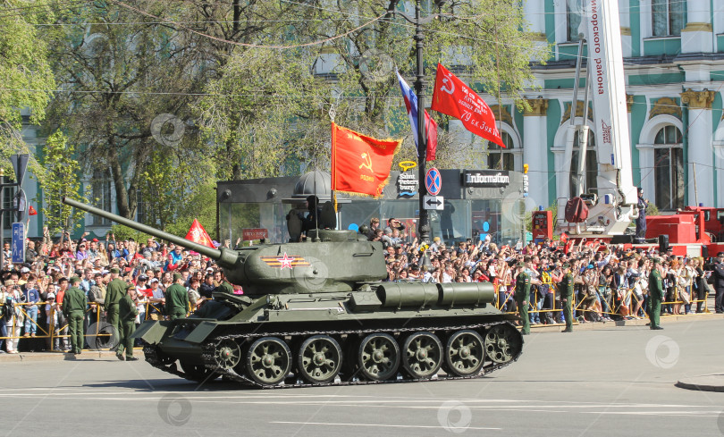 Скачать Танк Т-34 на праздновании победы. фотосток Ozero