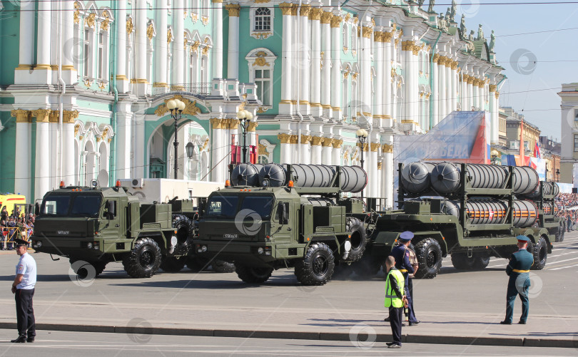 Скачать Тяжелые военные грузовики с ракетными установками. фотосток Ozero