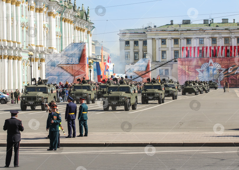 Скачать Дивизион легкой бронетехники на параде Победы. фотосток Ozero