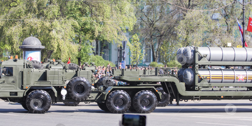 Скачать Тяжелый военный грузовик с прицепом. фотосток Ozero