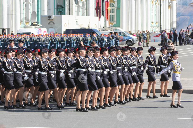 Скачать Подразделение женщин-военнослужащих на параде. фотосток Ozero