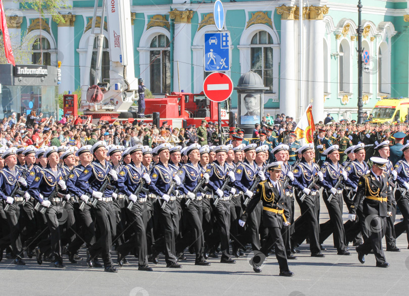 Скачать Дивизион моряков с автоматами Калашникова. фотосток Ozero