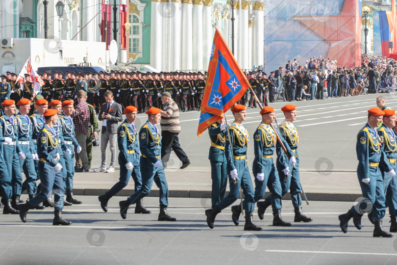 Скачать Группа носильщиков с мечами в синих мундирах. фотосток Ozero