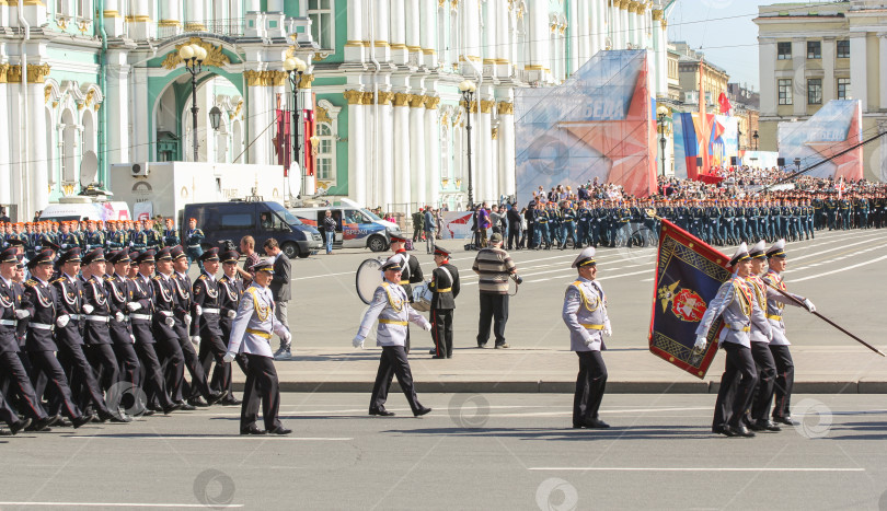 Скачать Носильщики группы офицеров в белых мундирах. фотосток Ozero