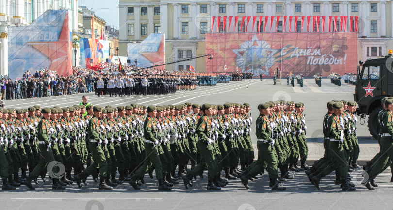 Скачать Стройные ряды солдат на параде. фотосток Ozero