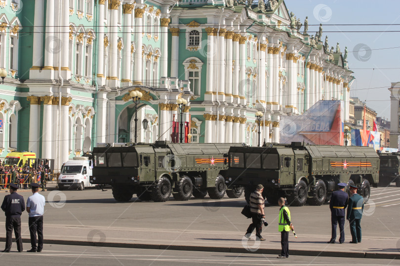 Скачать Военная техника стоит возле Зимнего дворца. фотосток Ozero