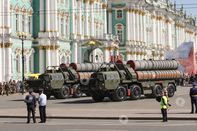 Скачать Стратегические ракетные комплексы на фоне Зимнего дворца. фотосток Ozero