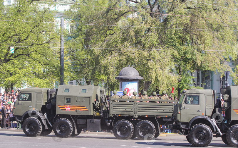 Скачать Солдаты в военных машинах. фотосток Ozero