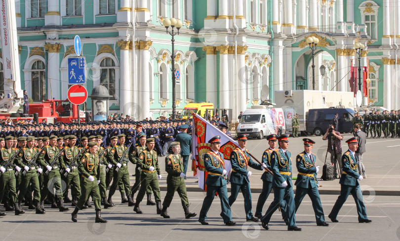 Скачать Группа офицеров-знаменосцев на параде. фотосток Ozero