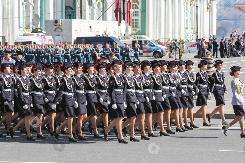 Скачать Женщины-военнослужащие дивизии в черной униформе. фотосток Ozero