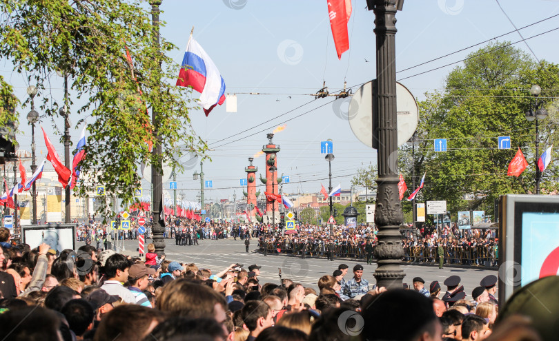 Скачать Толпы людей в ожидании парада. фотосток Ozero
