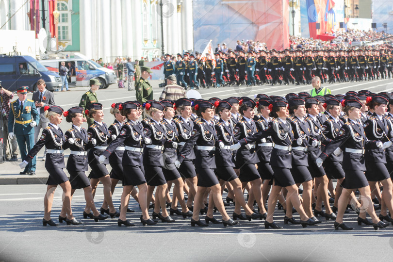 Скачать Женщины-военнослужащие дивизии на марше. фотосток Ozero