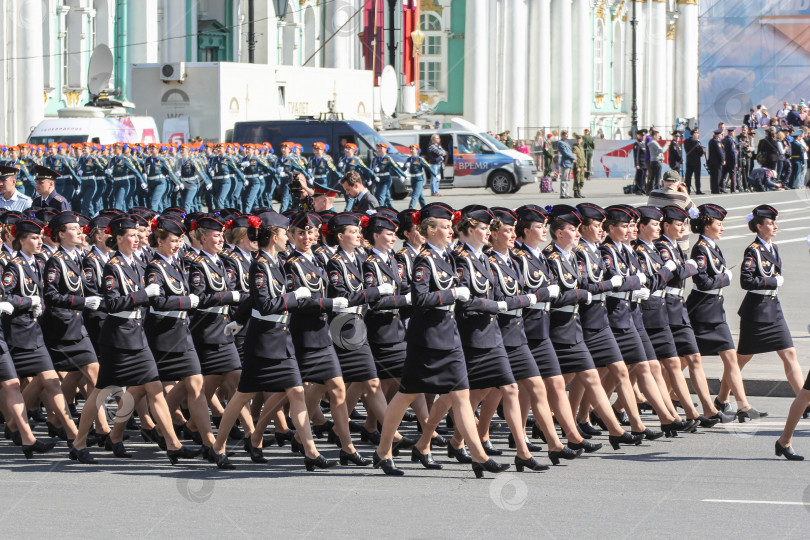 Скачать Женщины-военнослужащие дивизии в черной униформе на марше. фотосток Ozero