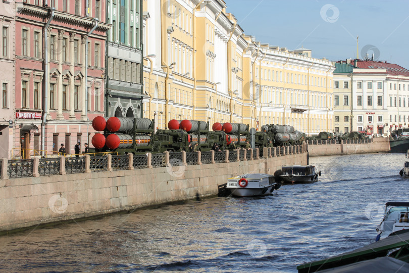 Скачать Военная техника на набережной в ожидании парада. фотосток Ozero