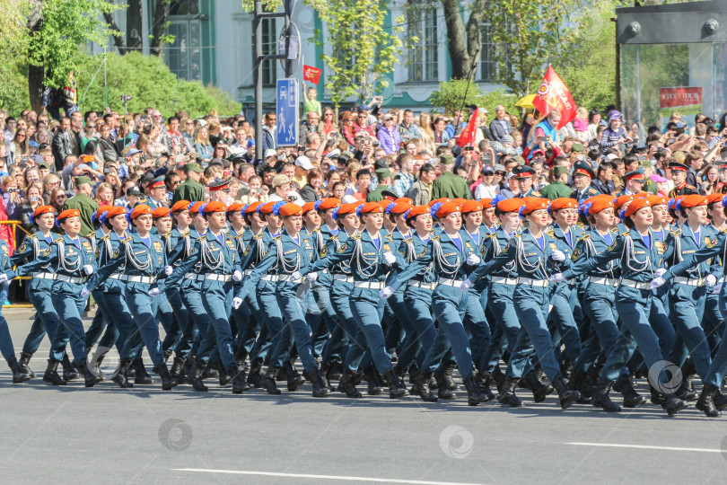 Скачать Подразделение женщин-военнослужащих в рядах спасателей. фотосток Ozero