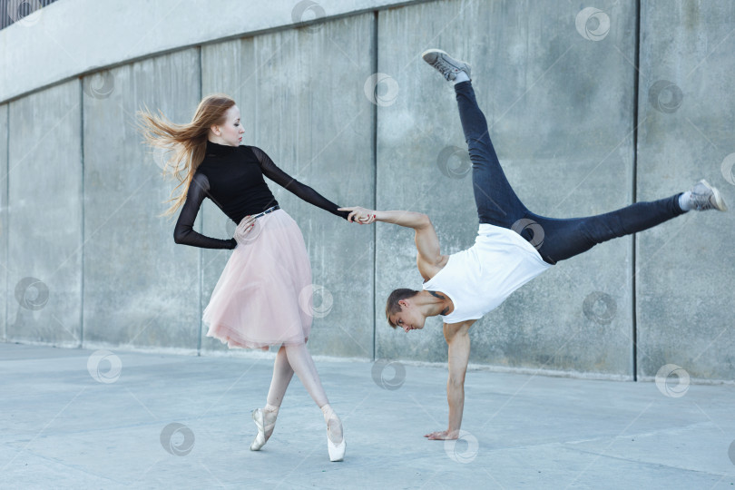 Скачать Пара танцует на городской улице фотосток Ozero