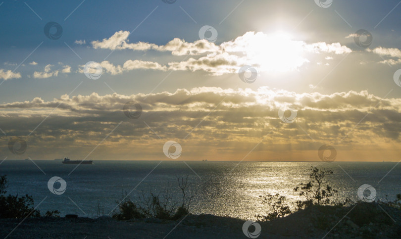 Скачать Корабль в море недалеко от берега. фотосток Ozero