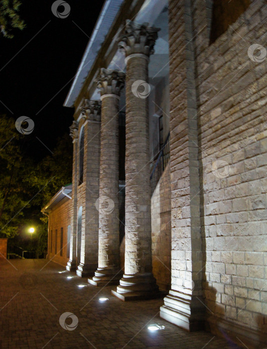 Скачать Стена и каменные колонны. фотосток Ozero