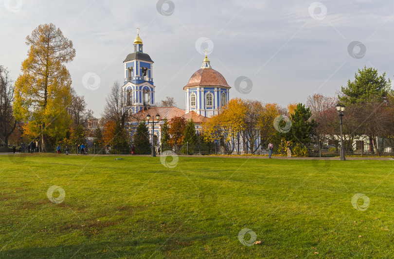 Скачать Православная церковь в осеннем парке. фотосток Ozero