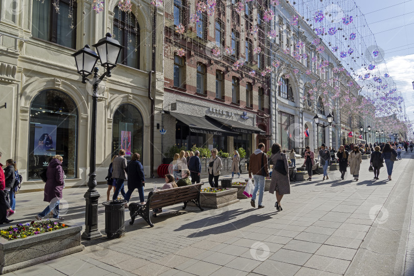 Скачать Пешеходная улица в центре Москвы. фотосток Ozero