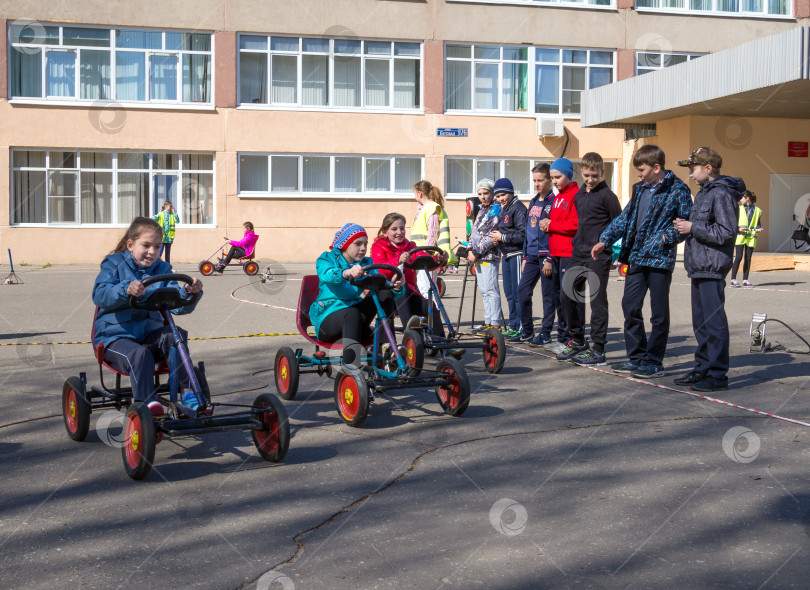 Скачать Урок по правилам дорожного движения в средней школе фотосток Ozero