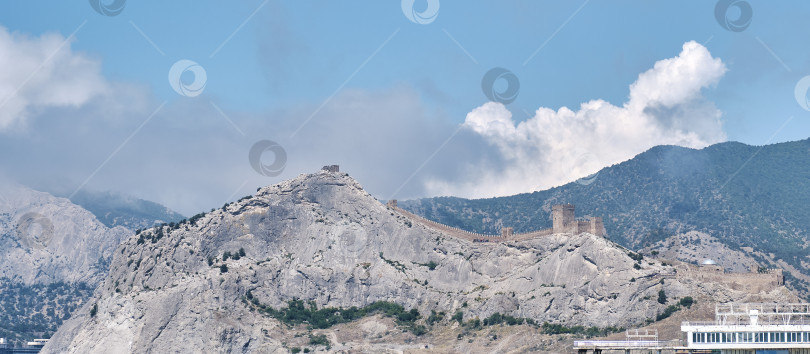 Скачать Древняя крепость Судак, Крым. Вид на горы, стены и башни. фотосток Ozero