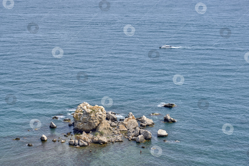 Скачать Груда больших скалистых камней, лежащих в воде. Вид сверху. фотосток Ozero