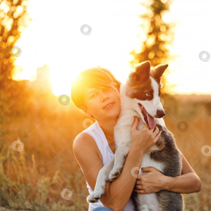 Скачать Девушка обнимает собаку фотосток Ozero
