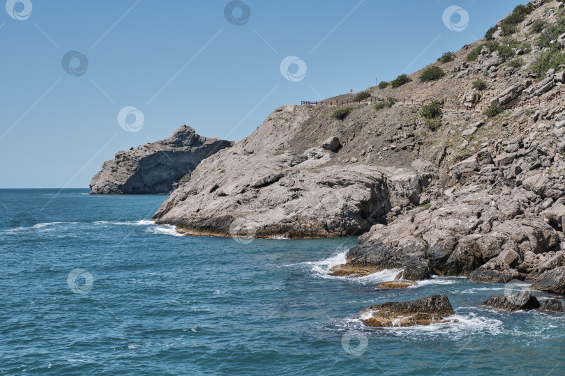 Скачать Вид на скалистое побережье Черного моря с Голицынской тропы, Крымский полуостров, Национальный ботанический заповедник "Новый Свет". фотосток Ozero