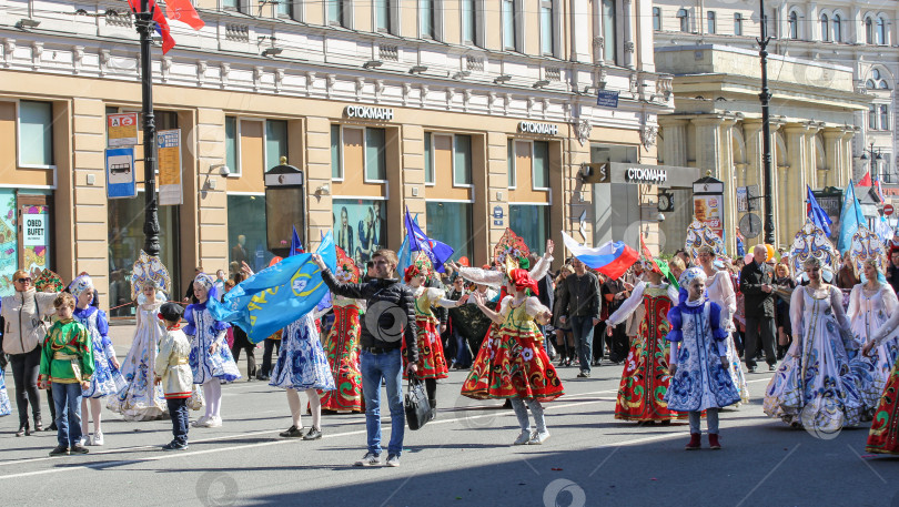 Скачать Группа девушек в ярких костюмах. фотосток Ozero