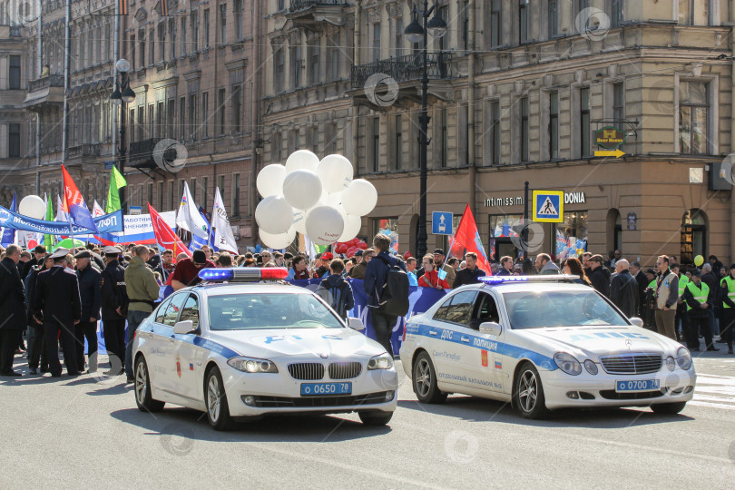 Скачать Демонстрации возглавляли две полицейские машины. фотосток Ozero