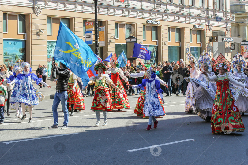 Скачать Группа девушек танцует в красочных костюмах. фотосток Ozero