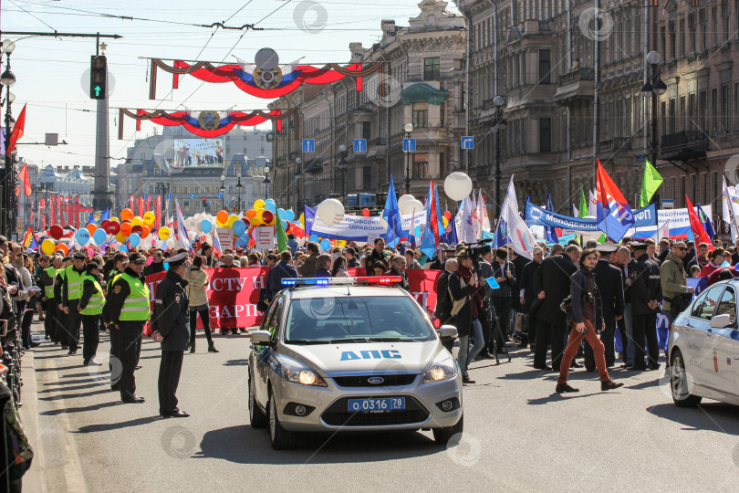 Скачать Линия полицейского оцепления и полицейская машина. фотосток Ozero