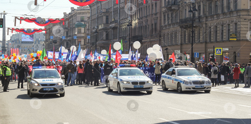 Скачать Демонстрации возглавляли три полицейские машины. фотосток Ozero