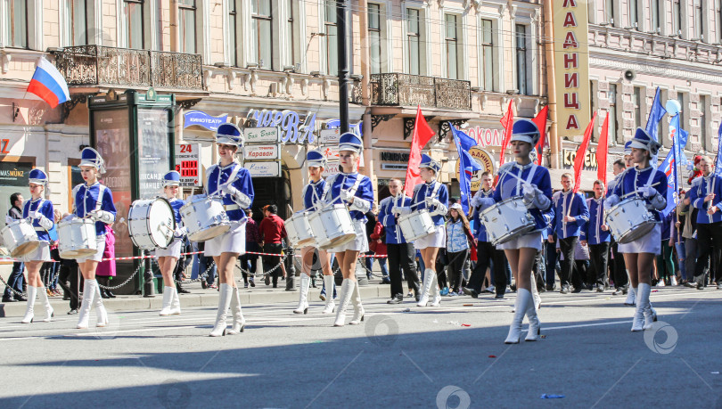 Скачать Девушки-барабанщицы группы в синих костюмах. фотосток Ozero