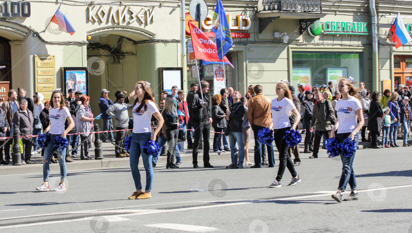 Скачать Группа поддержки молодых девушек. фотосток Ozero