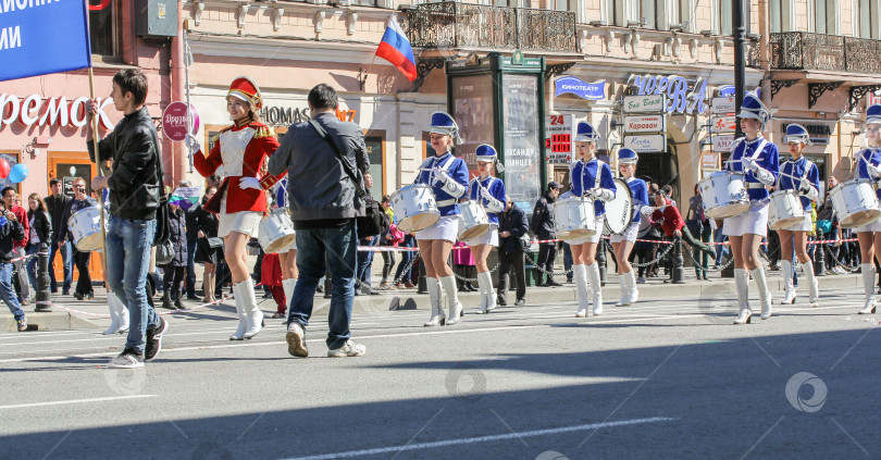 Скачать Группа молодых девушек-барабанщиц. фотосток Ozero