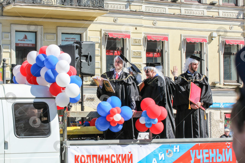 Скачать Группа переодетых людей в машине. фотосток Ozero